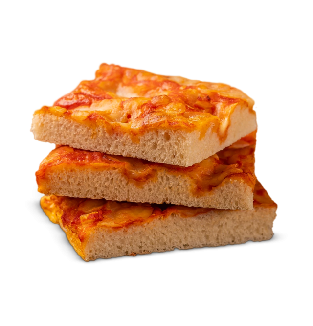 Trei felii groase pătrate de pizza siciliană cu sos de roșii și brânză topită, pe fundal alb
