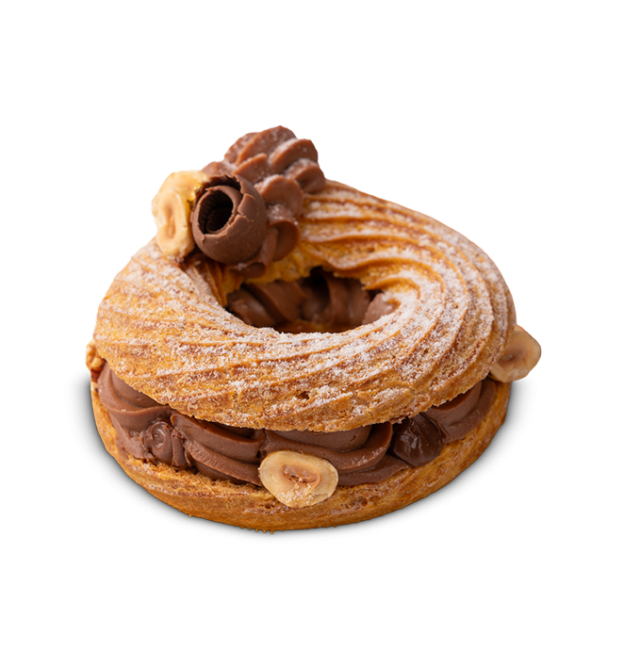 Paris-Brest în formă de inel, umplut cu cremă de ciocolată și alune, decorat cu spirală de ciocolată și alune întregi.