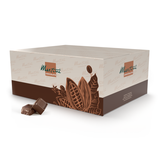Cutie crem-maro Martini Cioccolato cu grafică de păstăi de cacao, lângă două pătrate de ciocolată cu lapte.