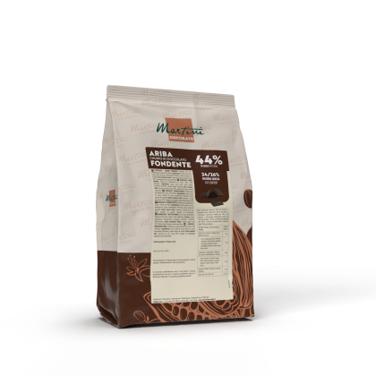 Pungă cu bucăți de ciocolată neagră Martini Ariba 44%, ambalaj cu model de boabe de cacao.