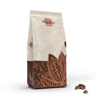 Pungă Martini Cioccolato cu ilustrații de păstăi de cacao, lângă o grămăjoară de fulgi de ciocolată.