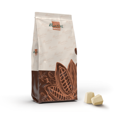 Pungă cu picături de ciocolată albă Martini Cioccolato cu ilustrații de păstăi de cacao, lângă două bucăți de ciocola...