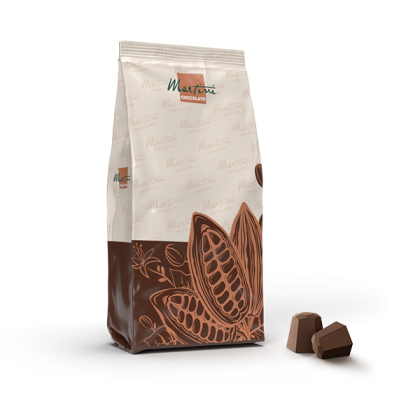 Pungă de ciocolată Martini Cioccolato cu model de păstaie de cacao, lângă două bomboane de ciocolată pe fundal alb.