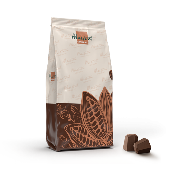 Pungă de ciocolată Martini Cioccolato cu model de păstaie de cacao, lângă două bomboane de ciocolată pe fundal alb.