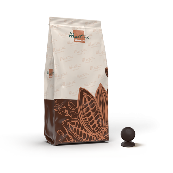 Pungă de picături Martini Cioccolato cu model de păstaie de cacao, lângă un buton de ciocolată neagră.