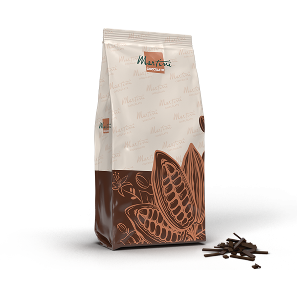 Pungă stand-up Martini Cioccolato cu grafică de păstăi de cacao, lângă o grămadă de ciocolată amăruie tocată.