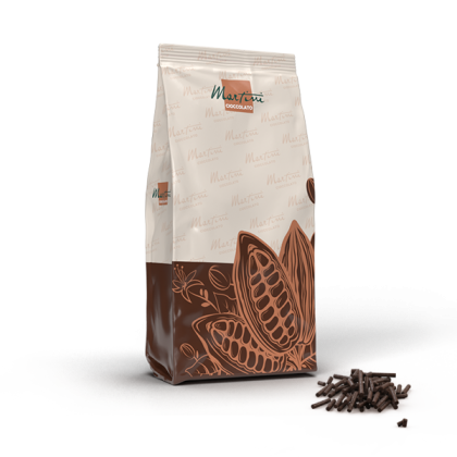Pungă stând în picioare cu ciocolată Martini Cioccolato, cu grafică de păstăi de cacao, lângă fulgi de ciocolată.