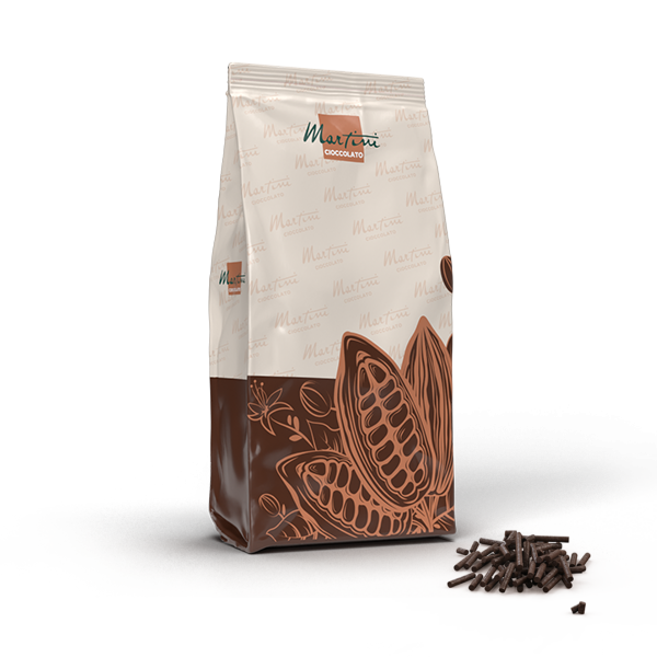 Pungă stând în picioare cu ciocolată Martini Cioccolato, cu grafică de păstăi de cacao, lângă fulgi de ciocolată.