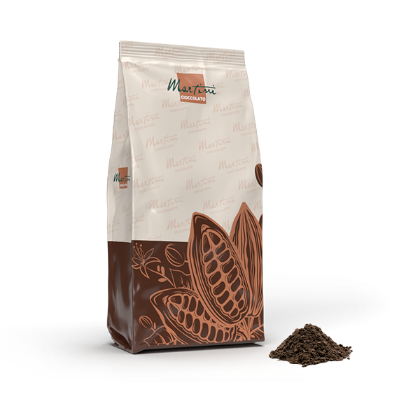 Pungă de cacao pudră Martini Cioccolato cu ilustrație a unei păstăi de cacao, lângă o grămăjoară de cacao pudră.