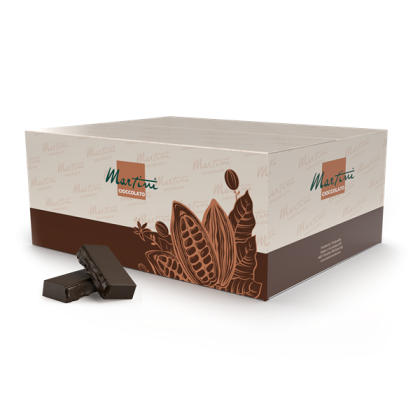Cutie crem și maro de Martini Cioccolato cu grafică de păstăi de cacao, alături de două batoane de ciocolată neagră.
