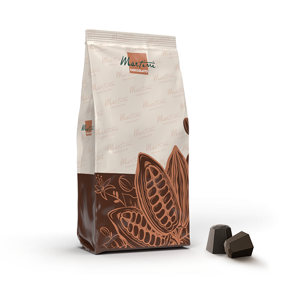 Pungă bej și maro cu ciocolată Martini Cioccolato, ilustrată cu păstăi de cacao, lângă două bucăți de ciocolată neagră.