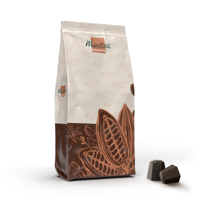 Pungă bej și maro cu ciocolată Martini Cioccolato, ilustrată cu păstăi de cacao, lângă două bucăți de ciocolată neagră.