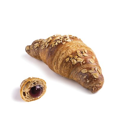 Croissant cu ovăz, bucată mai mică tăiată cu umplutură de fructe de pădure închise, pe fundal alb