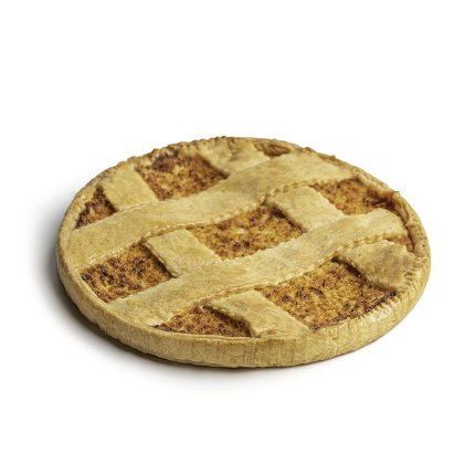 Plăcintă rotundă cu grilaj auriu deasupra, coaptă, pe fundal alb