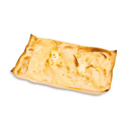Turtă dreptunghiulară cu umplutură de brânză topită și crustă aurie, cu băşici, pe fundal alb.