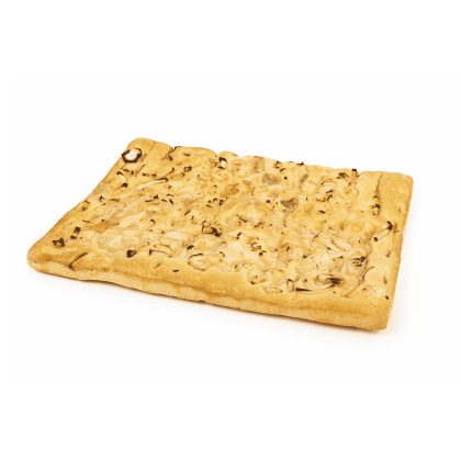 Turtă dreptunghiulară cu ceapă caramelizată, pe fundal alb.