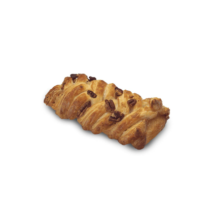 Împletitură de aluat aurie, coaptă, cu bucăți de nucă pecan pe fundal alb