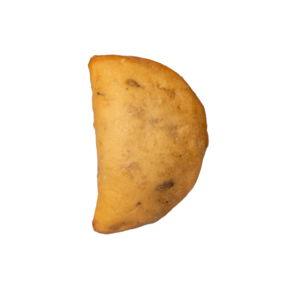 Aluat prăjit auriu în formă de semilună sau samosa, pe fundal alb.