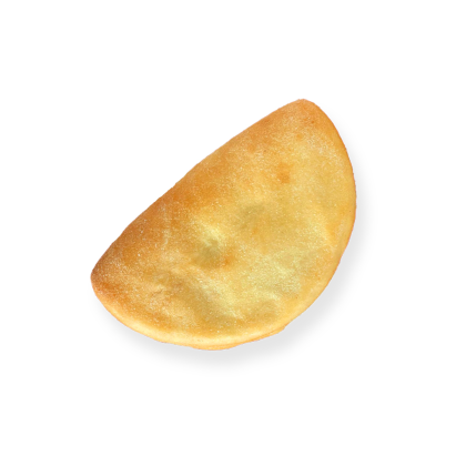 Empanada rumenă, coaptă, cu margine crestată, pe fundal alb.
