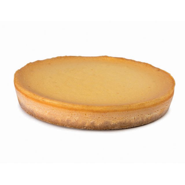Cheesecake rotund copt, cu crustă aurie și umplutură fină, galben pal, pe fundal alb.