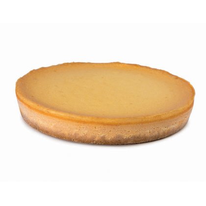 Cheesecake rotund copt, cu crustă aurie și umplutură fină, galben pal, pe fundal alb.
