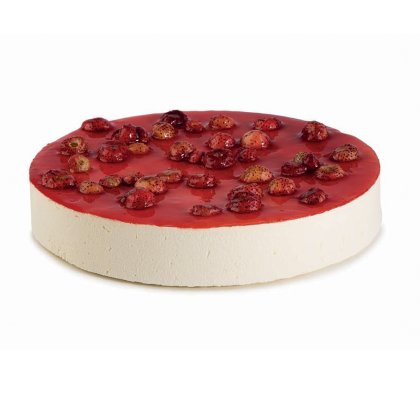 Cheesecake rotund cu glazură roșie lucioasă și fructe de pădure, secțiune vizibilă, pe fundal alb