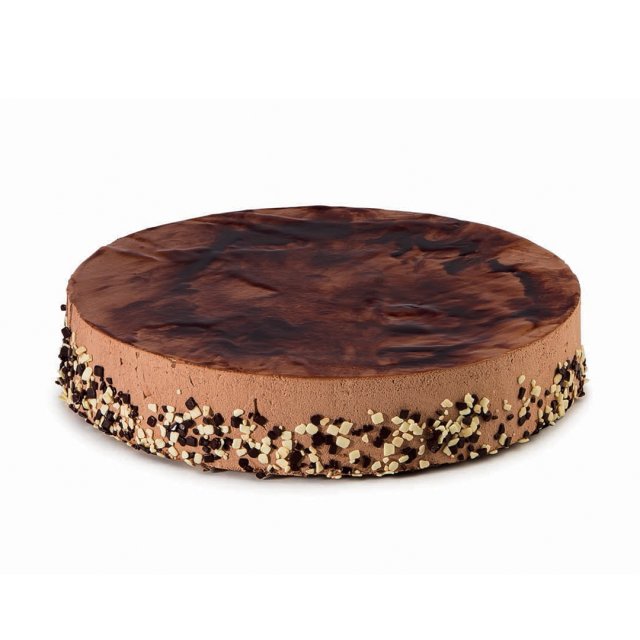 Tort rotund cu mousse de ciocolată, ganache marmorat deasupra și margini acoperite cu crumble și bucăți de nuci.