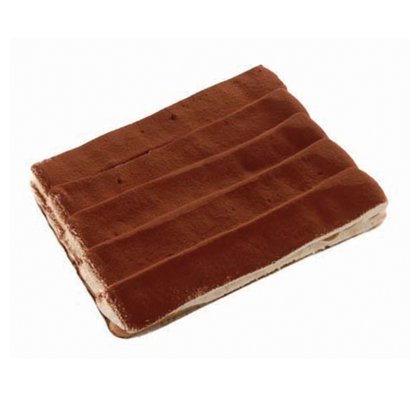 Felie dreptunghiulară de tiramisu cu dungi de cacao pudră, straturi de cremă, pe fundal alb