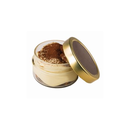 Borcan de sticlă deschis cu tiramisu presărat cu cacao, capacul auriu sprijinit lateral, fundal alb