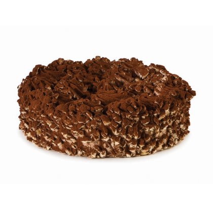 Tort rotund de ciocolată acoperit cu bucăți de biscuiți și presărat cu cacao, pe fundal alb.