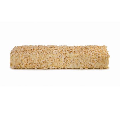 Baton de nugat dreptunghiular acoperit cu migdale zdrobite, pe fundal alb.