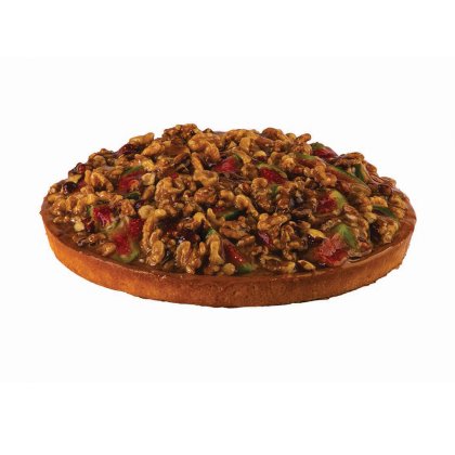 Tartă rotundă cu nuci caramelizate, felii de căpșuni și bucăți de kiwi glazurate cu caramel, pe fundal alb.