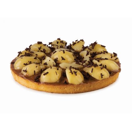 Tartă rotundă cu blat caramelizat, felii de pară glazurate și fulgi de ciocolată.