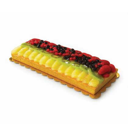 Tartă de fructe dreptunghiulară cu felii de mango și kiwi, fructe de pădure glazurate și căpșuni pe bază aurie.