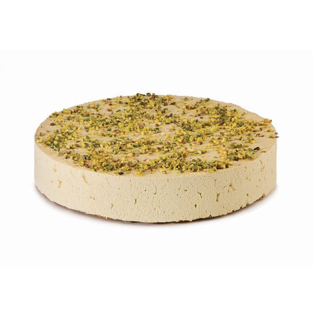 Disc rotund de halva deschisă la culoare, cu fistic tocat, textură densă și sfărâmicioasă, pe fundal alb.
