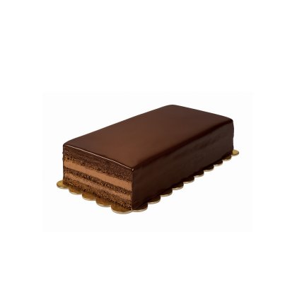 Tort dreptunghiular cu straturi de ciocolată, glazură lucioasă de ciocolată neagră, pe platou auriu zimțat.