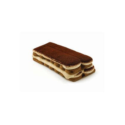 Felie dreptunghiulară de tiramisu cu pișcoturi și cremă în straturi, presărată cu cacao, pe fundal alb.