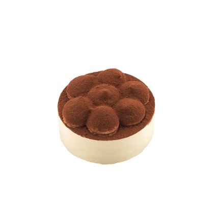 Tort tiramisu rotund cu margini crem, decorat cu movilițe de cacao aranjate în formă de floare.