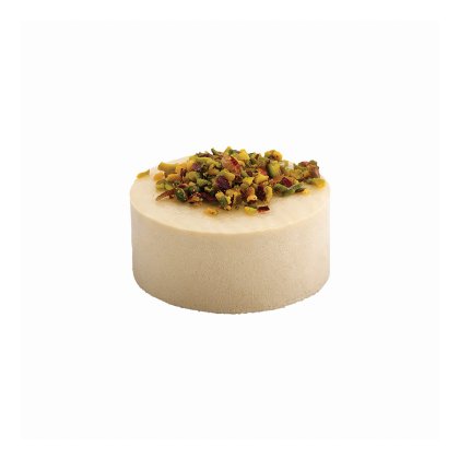 Tort rotund, culoare crem, cu fistic tocat și fructe uscate, pe fundal alb.