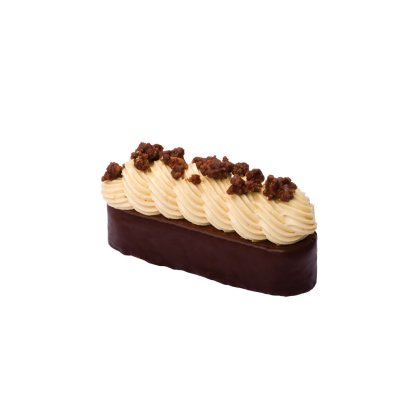 Prăjitură dreptunghiulară cu bază de ciocolată neagră, cremă de caramel și bucăți crocante de praline