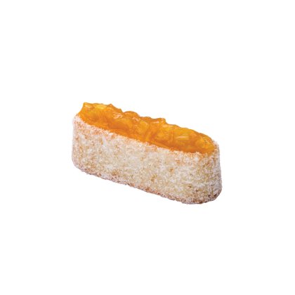 Pandișpan alungit, acoperit cu zahăr pudră, cu un strat de marmeladă de portocale, pe fundal alb.