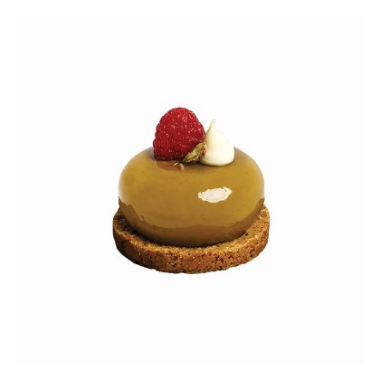 Desert în formă de cupolă cu glazură lucioasă de caramel pe bază crocantă de biscuiți, cu zmeură proaspătă și frișcă.