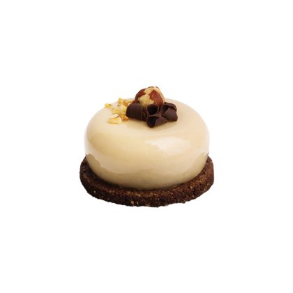 Mini tort rotund cu glazură lucioasă de caramel pe bază de biscuiți cu ciocolată, cu alune tocate și o alună întreagă