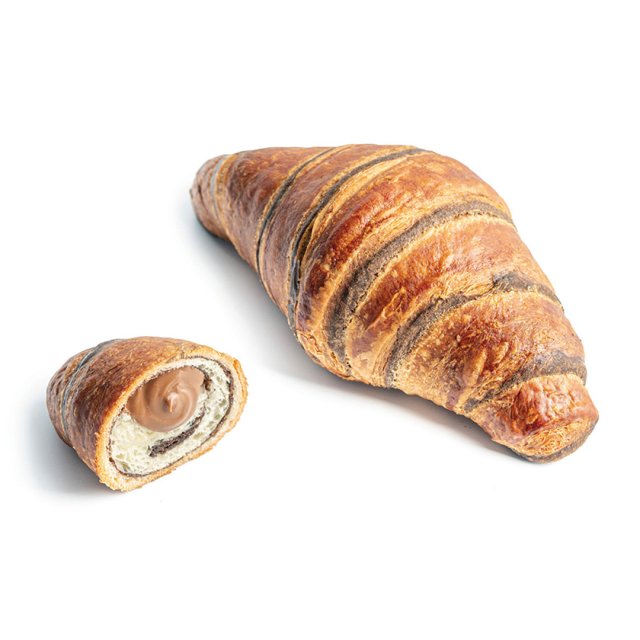 Croissant cu umplutură de ciocolată, cu o bucată tăiată care arată umplutura în spirală, pe fundal alb