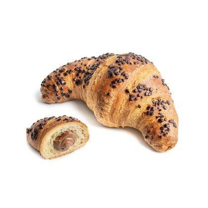 Croissant curbat cu bucăți de ciocolată, o bucată tăiată dezvăluie umplutură de ciocolată și alune, pe fundal alb.