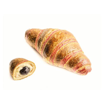 Croissant întreg cu dungi de glazură roz lângă o jumătate tăiată cu umplutură de fructe de pădure, pe fundal alb.