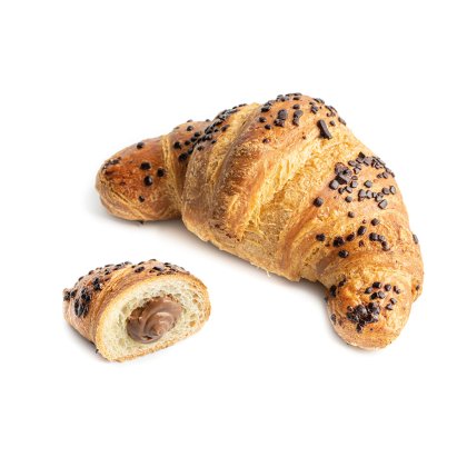 Croissant întreg cu bucăți de ciocolată lângă o bucată tăiată cu umplutură de ciocolată, pe fundal alb.