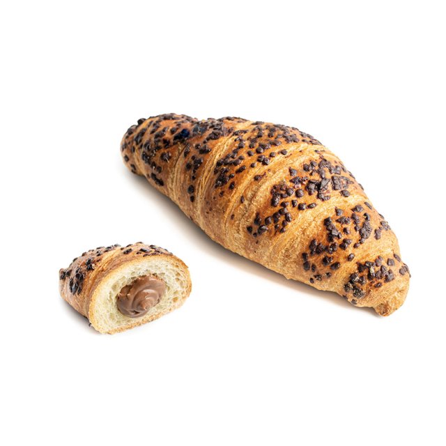 Croissant întreg cu fulgi de ciocolată, lângă o bucată tăiată cu umplutură de ciocolată și alune, pe fundal alb
