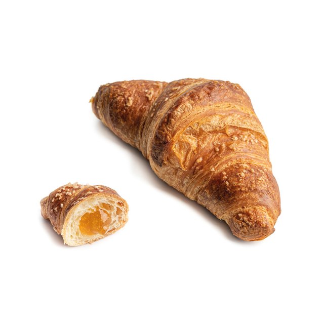 Croissant auriu-brun cu o bucată mai mică tăiată, care dezvăluie umplutura de caise, pe fundal alb