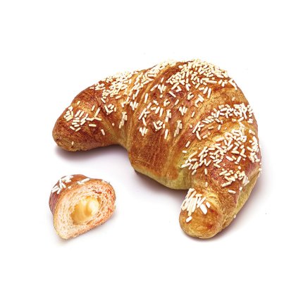 Croissant auriu cu stropi albi, alături o bucată tăiată cu umplutură cremoasă de vanilie.